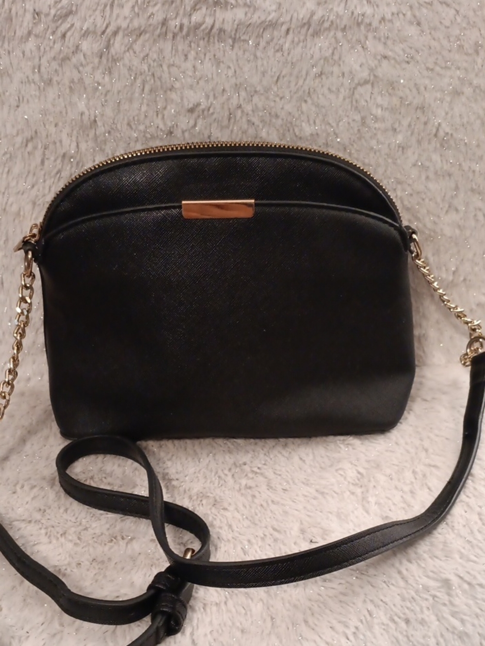 Compact Black Crossbody Bag with Gold Chain Accent